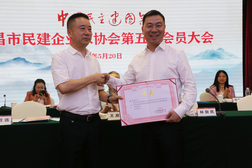 今年5月楊濤（右）當(dāng)選為宜昌市民建企業(yè)家協(xié)會(huì)第五屆理事會(huì)會(huì)長(zhǎng)