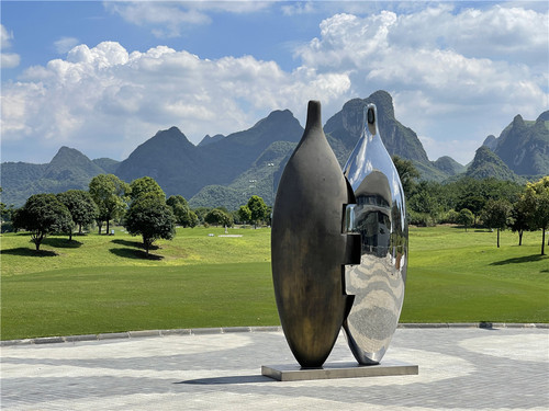 1-1傅中望，《瓶合 5 #》， 不銹鋼、銅 ，198.76 cm × 62.6 cm × 350 cm ( H ) ，2019，