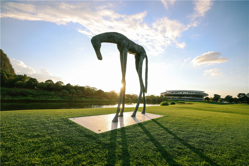 5-于凡，《包裹的馬》 ，銅著色 ， 270 cm × 60 cm × 270 cm ，2012