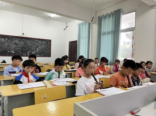 湖南張家界西蓮明園小學學生進行豎笛排練