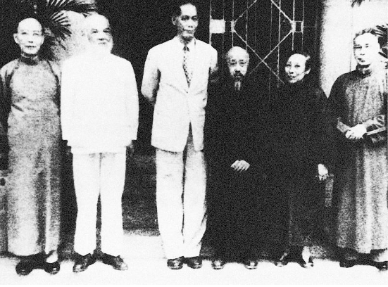 1948年，郭沫若、譚平山、蔡廷鍇、沈鈞儒、何香凝、馬敘倫(左起)在香港合影。