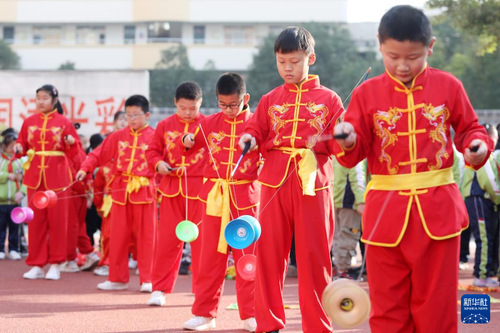 11月15日，淮北市第三實(shí)驗(yàn)小學(xué)的學(xué)生練習(xí)抖空竹。秋季開學(xué)以來，安徽省淮北市的中小學(xué)校利用大課間和課后服務(wù)等課外時間，開展形式多樣的特色文體社團(tuán)活動，豐富校園生活，促進(jìn)學(xué)生全面發(fā)展和健康成長。新華社發(fā)（萬善朝 攝）