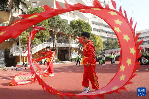 11月15日，淮北市第三實(shí)驗(yàn)小學(xué)的學(xué)生練習(xí)舞健身龍。新華社發(fā)（萬善朝 攝）