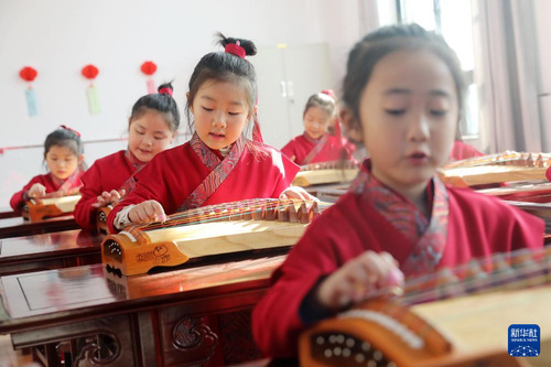 11月15日，淮北市第三實(shí)驗(yàn)小學(xué)的學(xué)生學(xué)習(xí)古箏。新華社發(fā)（萬善朝 攝）