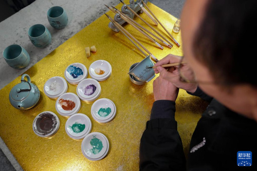 11月21日，在寶豐縣一汝瓷工作室，汝瓷藝人在汝瓷茶具上繪畫。新華社發（何五昌 攝）
