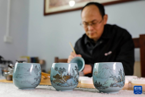 11月21日，在寶豐縣一汝瓷工作室，汝瓷藝人在汝瓷茶具上繪畫。近年來，有“汝瓷之鄉”之稱的河南省寶豐縣將傳統非遺汝瓷制作技藝與繪畫相融合，以畫入瓷、用胎作紙，把山水、花鳥等圖案繪制在瓷器表面，經過高溫燒制，創作出別具韻味的藝術品，豐富汝瓷產品類型。新華社發（何五昌 攝）1
