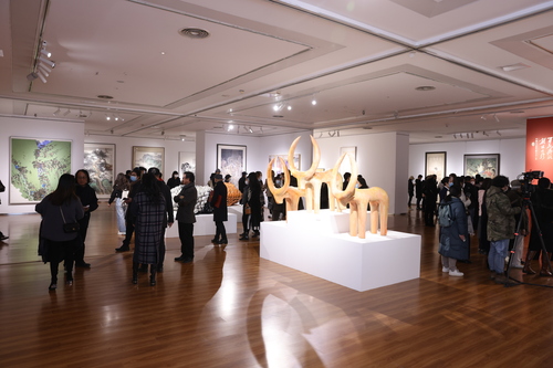 觀眾參觀展覽