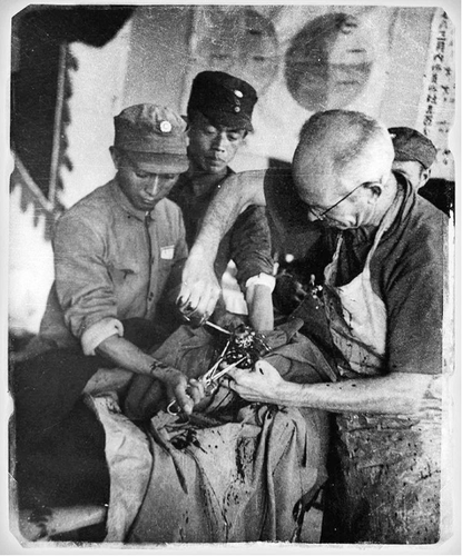 沙飛拍攝的《白求恩在模范病室為八路軍傷員做手術》（1938年）