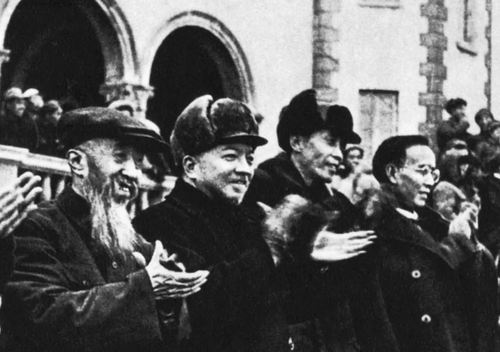 1949年1月，沈鈞儒、李濟深、蔡廷鍇、郭沫若（左起）等在沈陽觀看秧歌表演