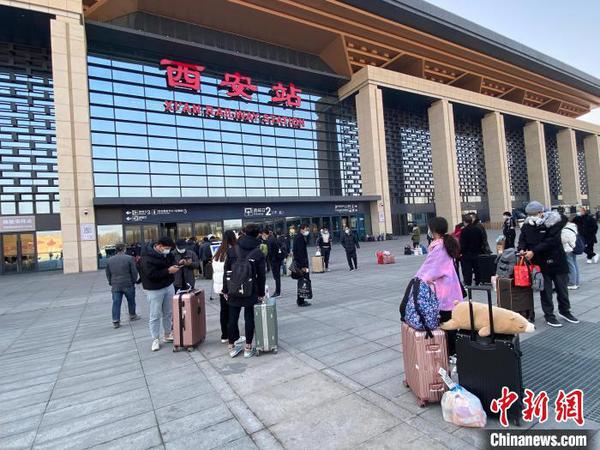 圖為西安火車站北廣場(chǎng)進(jìn)站口。　張一辰 攝