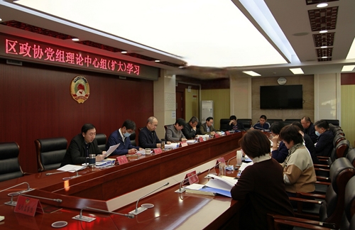 與會同志圍繞學習內(nèi)容交流研討