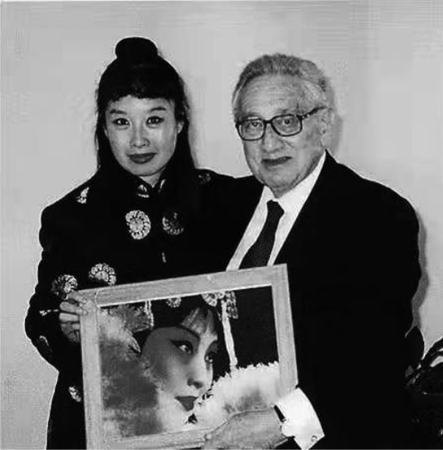 圖為2001年春節期間，基辛格博士與本文作者合影。
