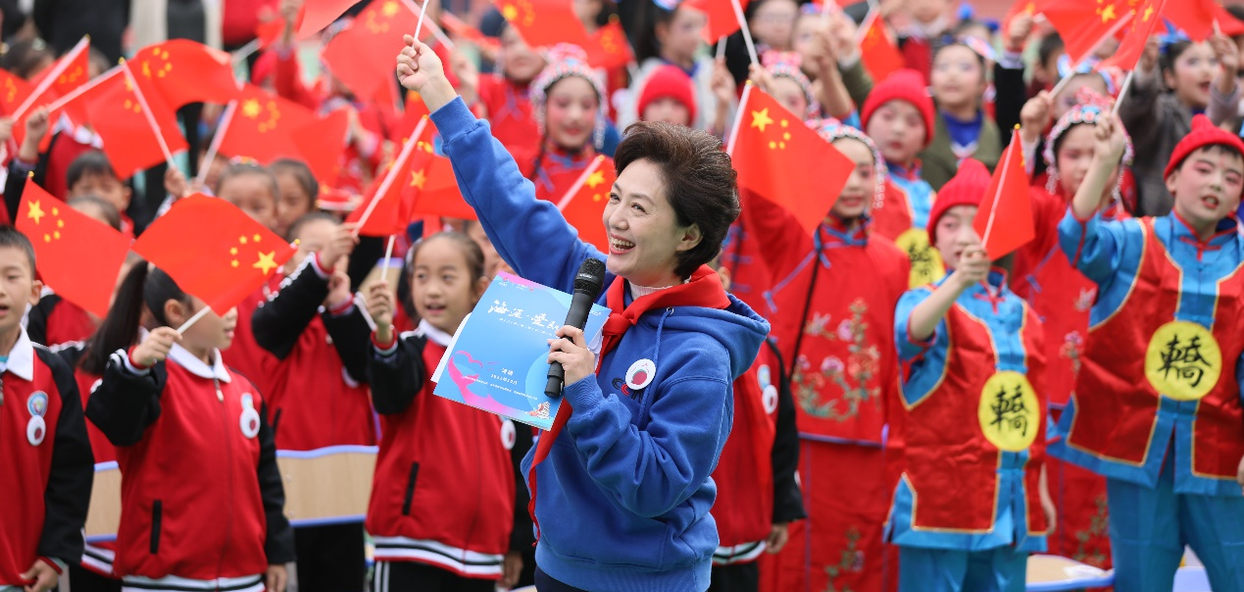 全國政協(xié)委員海霞在河南鞏義帶領(lǐng)學(xué)生們 揮舞國旗齊唱《我和我的祖國》