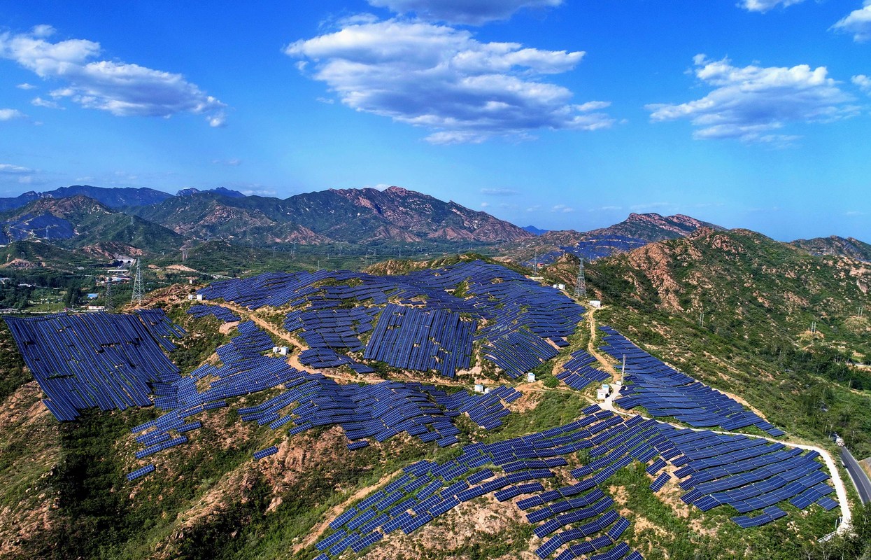 河北省平山縣崗南鎮李家莊村附近荒山上的光伏發電站（2019年8月28日攝，無人機照片）。