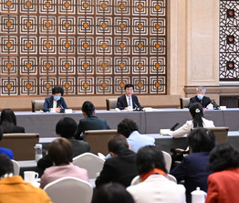 王滬寧與共青團、總工會、婦聯(lián)、青聯(lián)界別政協(xié)委員共商國是