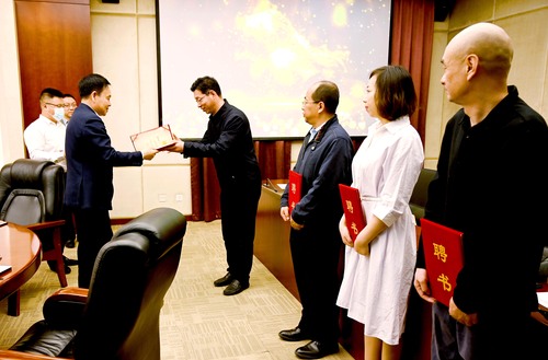 區政協主席張德啟為6人頒發社會治理研究組(1035313)-20220425165428