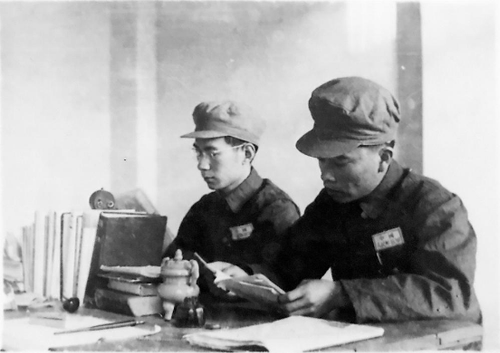 ?1949年6月，馬龍章（左）在學習社會發展史。