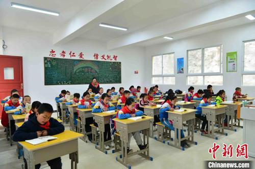 張漢龍在大方縣捐建的第一所學校隴公同心小學2019年3月投入使用 受訪者供圖