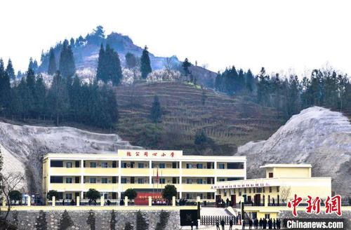 張漢龍在大方縣捐建的第一所學校隴公同心小學2019年3月投入使用　受訪者供圖