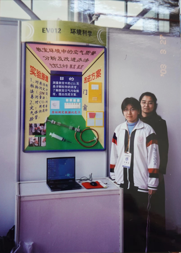 照片三：在2003年北京市青少年科技創(chuàng)新大賽獲獎成果展上，與獲獎學(xué)生合影留念。