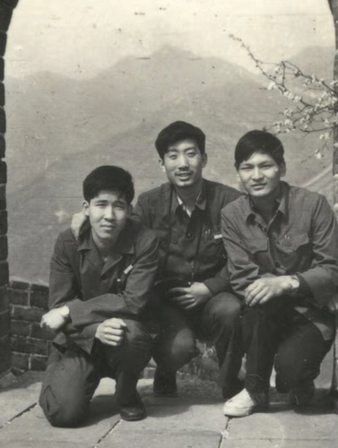八達(dá)嶺長(zhǎng)城留影，中間為宋慰祖委員。