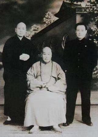 圓瑛大師（中）與高足明暘法師（左）、趙樸(1109149)-20220531165821_愛(ài)奇藝