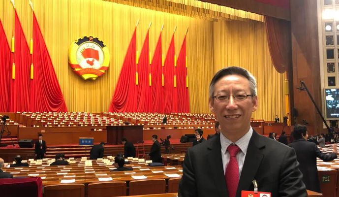 四十多年了，大學時期的這冊手抄書，他一直留著！