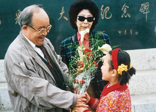 喬羽和夫人佟琦在臺兒莊大戰紀念館接受少先隊員獻花