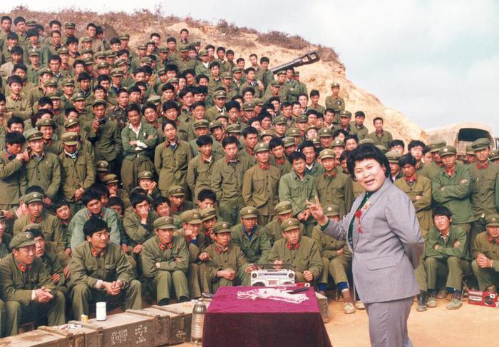 1986年劉蘭芳在老山前線為解放軍戰(zhàn)士演出。