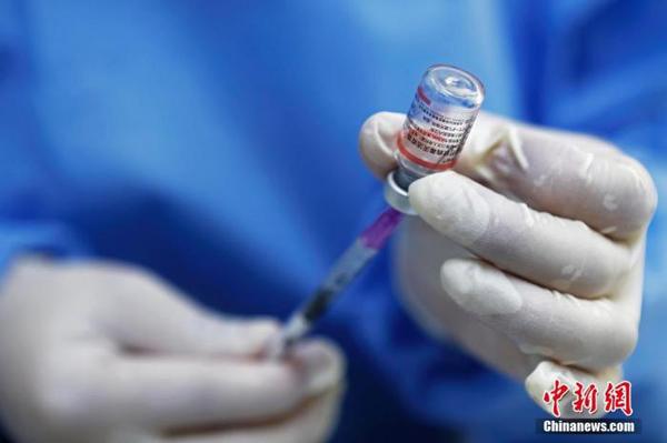 資料圖：醫護人員正在用注射器抽取藥液。 中新社記者 殷立勤 攝