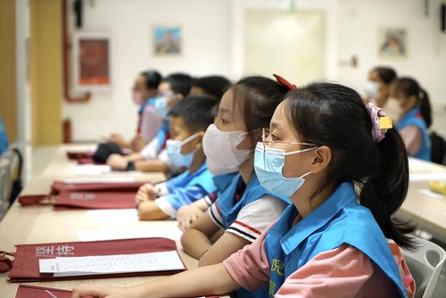 圖為小志愿者們認真聽講埃塞文化分享