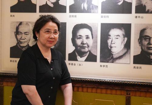 作者在祖母李德全的照片前