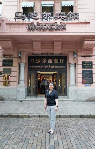 馮丹龍委員在馬迭爾酒店門前