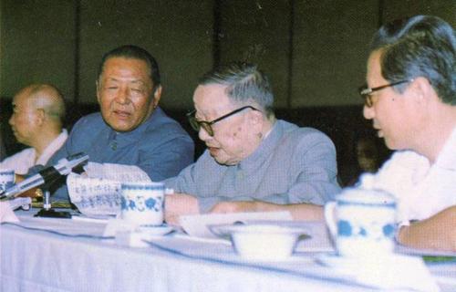 許德珩（右二）在會場