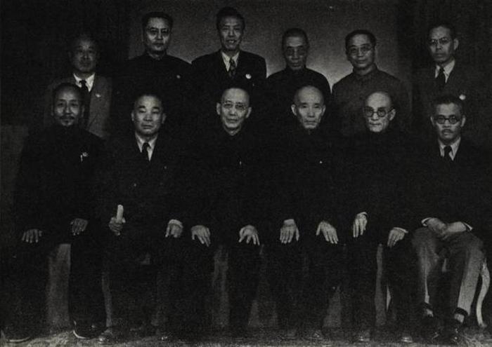 ?參加政協(xié)第一屆全體會(huì)議的無(wú)黨派民主人士：左三為郭沫若，左五為李達(dá)。