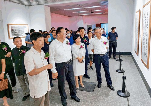 觀眾興致勃勃地觀看“進鄉村-看小康—政協委員畫家作品邀請展”
