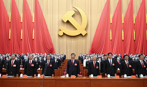 10月16日，中國共產黨第二十次全國代表大會在北京人民大會堂開幕。這是習近平、李克強、栗戰書、汪洋、王滬寧、趙樂際、韓正、胡錦濤在主席臺上。新華社記者 李學仁 攝