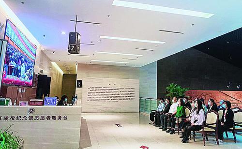 ?在安徽省合肥市渡江戰(zhàn)役紀念館內(nèi)，部分委員、紀念館工作人員及街道干部群眾一起收看二十大開幕會直播。