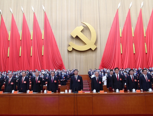 10月22日，中國共產黨第二十次全國代表大會在北京人民大會堂勝利閉幕。這是習近平、李克強、栗戰書、汪洋、王滬寧、趙樂際、韓正、王岐山、胡錦濤在主席臺上。新華社記者 鞠鵬 攝