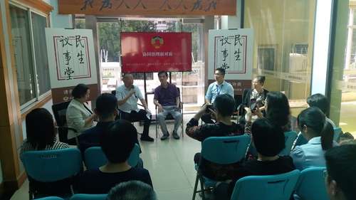 文新街道德加社區協商驛站圍繞“強化協調治理，提升物業服務”主題，開展幸福感滿滿的協商活動。協商后，社區黨支部、業主、業委會、物業代表共書“幸福德加，和合家園”。