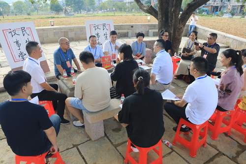 轉塘街道長埭村在大樹下搭臺，茶田間議事，圍繞未來鄉村建設開展協商活動。