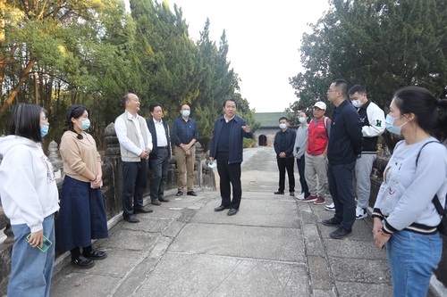 圖片說明：11月2日下午，方勤走進龍泉山明楚王墓文物管理所宣講黨的二十大精神，并與武漢市文物考古研究所、東湖高新區(qū)龍泉街道等單位的黨員代表和一線文博工作者互動交流。