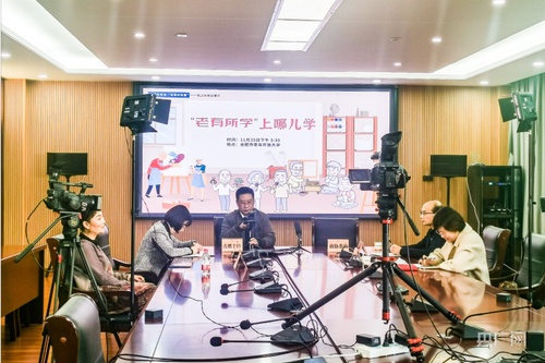 合肥老年開放大學(xué)的會議室里正在進行一場關(guān)于“‘老有所學(xué)’上哪兒學(xué)？”的線上協(xié)商議事直播活動（央廣網(wǎng)記者 汪稱 攝）