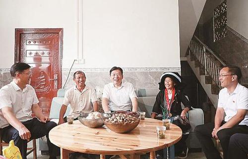 2022年7月19日至20日，廣西壯族自治區(qū)政協(xié)主席孫大偉率隊(duì)到隆林各族自治縣，就“持續(xù)推進(jìn)鞏固拓展脫貧攻堅(jiān)成果同鄉(xiāng)村振興有效銜接”和“鑄牢中華民族共同體意識(shí)”開(kāi)展調(diào)研。 覃文宇 攝