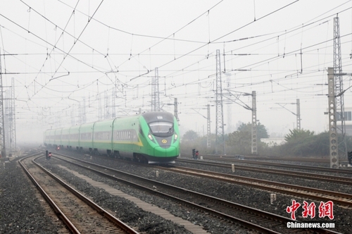 資料圖：2022年12月23日拍攝的“綠巨人”復(fù)興號(hào)動(dòng)車(chē)組列車(chē)快速通過(guò)新成昆鐵路峨眉至冕寧段。 中新社記者 劉忠俊 攝