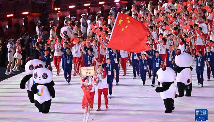中國(guó)大學(xué)生體育代表團(tuán)在開(kāi)幕式上入場(chǎng)