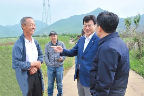 △遼寧省政協人口資源環境委員會調研組一行在朝陽市建平縣小平房村了解鄉村生態振興情況。