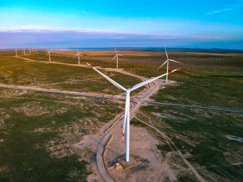 札納塔斯風電項目一期全容量投產后，年發電量達3.5億千瓦時，改善了哈薩克斯坦南部地區缺電現狀，滿足該地區20多萬家庭的用電需求