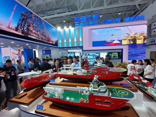 展覽會上，與會嘉賓在了解參展船舶的詳細情況3