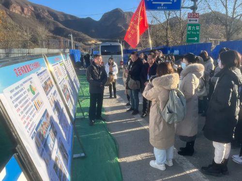 北京市房山區(qū)發(fā)展和改革委員會副主任何銘華向記者介紹房山區(qū)災后重建工作情況。（人民政協(xié)網(wǎng)供圖）